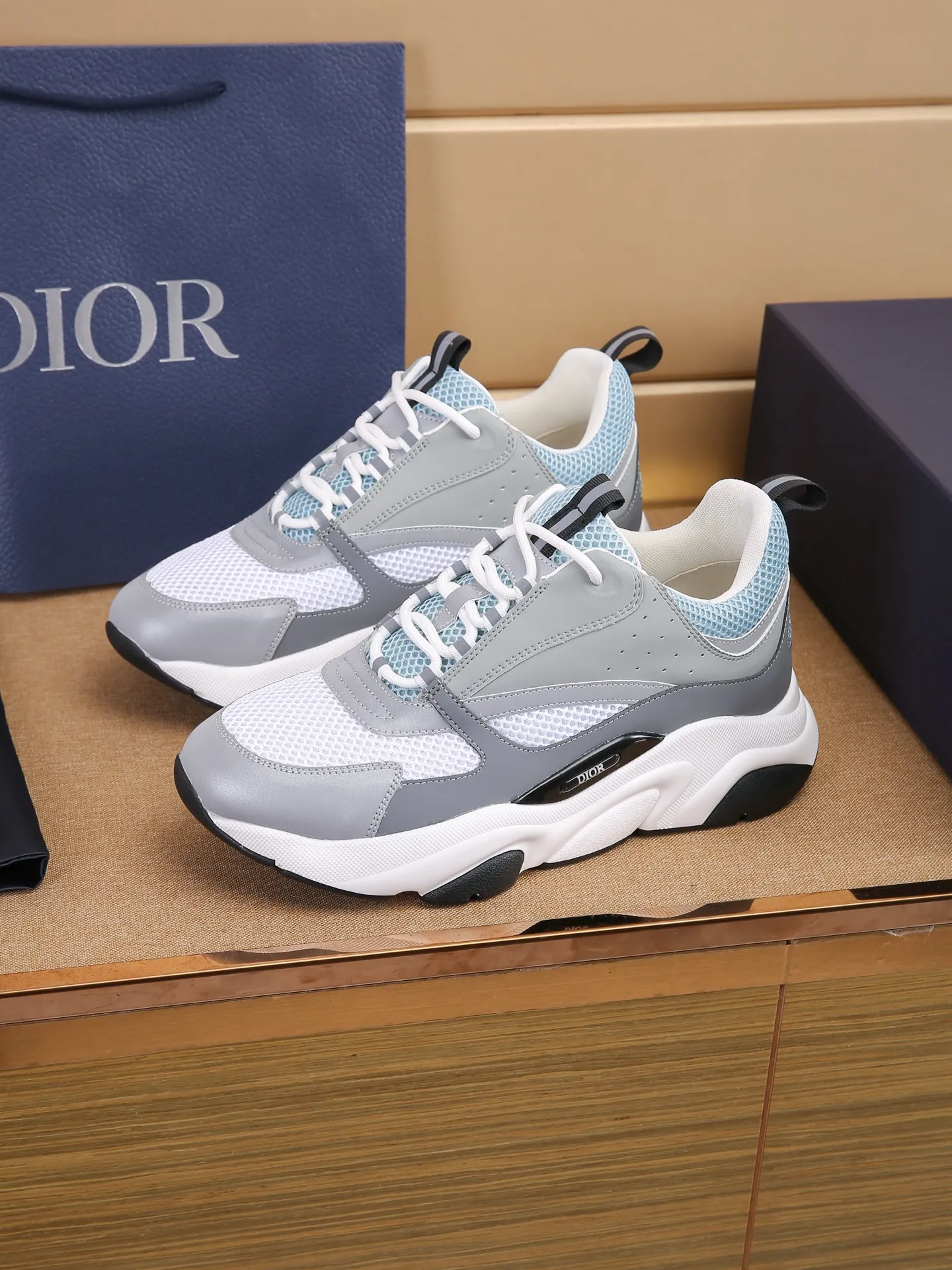 Factory price: 460💰Dior’s top version of D’s b22 men’s sports shoes. Inspired by retro running styles, the chunky low-top silhouette features gray calf leather and blue and white mesh fabric uppers, atop a black, white and blue engraved rubber sole. Nylon ribbon accents the blue mesh tongue and heel counter, and a "dio~" logo appears on the side. Pair it with a suit for a striking contrast and add a sportswear-chic edge to your look. The thick sole can be about 4cm~ Size: 38-45, [46, 47 customized]